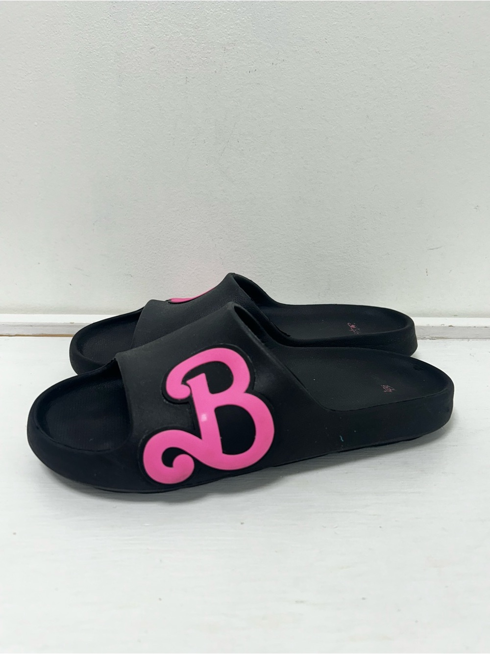 Barbie EVA Slide Sandals Women’s Black Pink Logo Slip-On Casual Size‎ 9/10